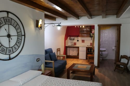Acogedor estudio en Casa Lafuente con cama, cocina, zona de estar y vigas de madera