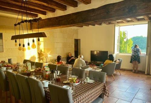 groupe de personnes qui attendent le petit déjeuner et profitent de la vue sur la Loire - Logis escale grand gite saumur