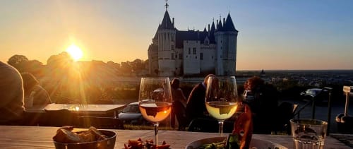 apéro au coucher du soleil derrière le chateau de Saumur