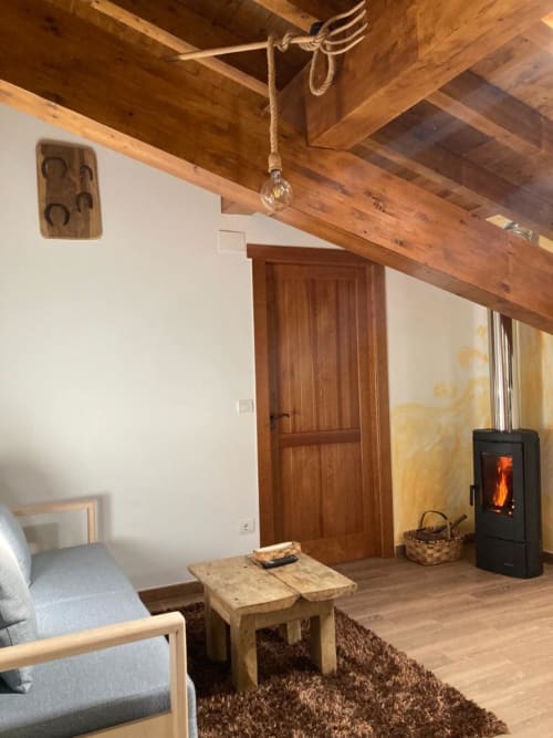 Apartamento rústico en Casa Lafuente con vigas de madera vista, chimenea y vistas a las montañas en Lukiano