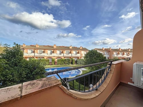 Vista de balcón de la piscina y casas mediterráneas en Estartit Rental, L'Estartit