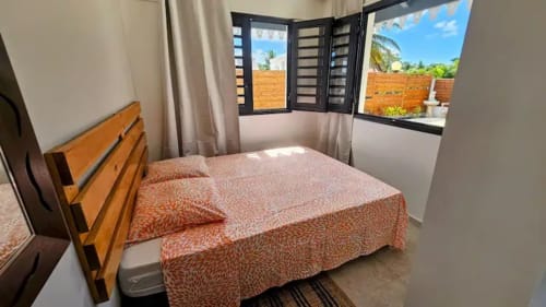 Chambre grand lit climatisée avec salle d'eau attenante très lumineuse et très ventilée