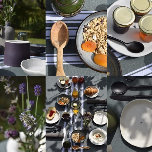 Desayuno en Domaine de l'Ocrerie con pastelería fresca, granola, mermeladas y detalles florales del jardín.
