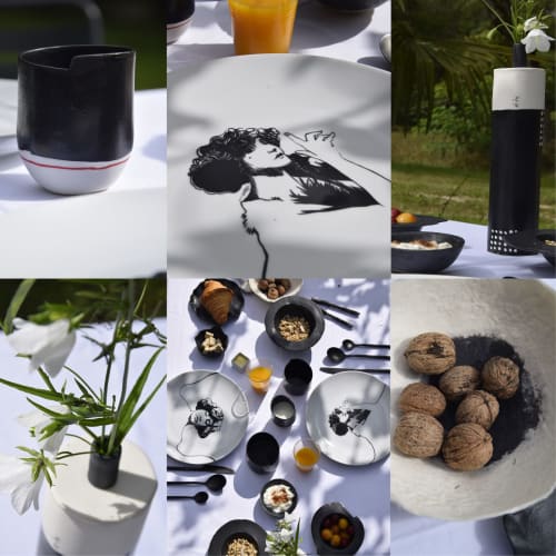 Mesa de desayuno del Domaine de l'Ocrerie con cubiertos, nueces, flores frescas y jugo en Pourrain, Francia