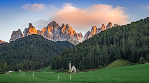 Paesaggio alpino con chiesa nella valle presso Treviso, Italia
