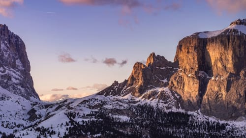 Valle alpina con picchi innevati e foresta nei pressi di Treviso