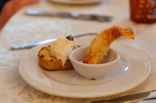 Elegante dessert presentato all'Apartment GioviGemini di Treviso: pasticceria con crema e guarnizione croccante