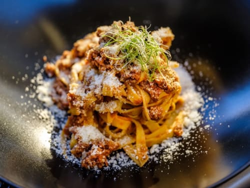 Pasta alla Bolognese gourmet con ragù di carne croccante, zucchero a velo e microgreens freschi presso GioviGemini Apartment, Treviso