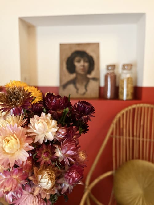 Immortelles sur fond de mur ocre rouge