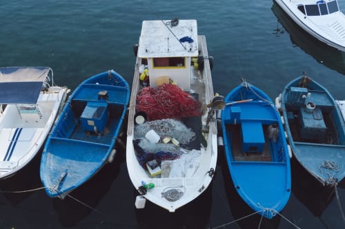 Bateaux de pêche amarrés au port d'Acaya près du Masseria Vittoria B&B, Vernole, Lecce, Italie