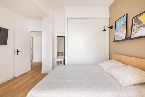 chambre spacieuse et climatisée du loft de saint clair à Toulon centre, avec dressing, smart TV, bureau, et balcon-terrasse