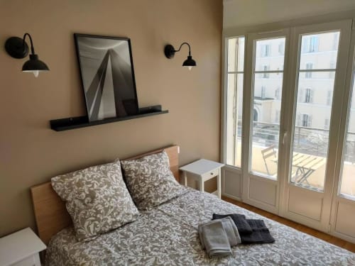 chambre spacieuse et climatisée du loft de Saint Clair avec dressing, bureau et sa connexion fibre optique, smart TV et balcon terrasse