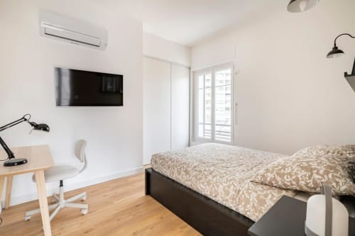 chambre spacieuse et climatisée du loft de Saint Clair à Toulon centre, avec dressing bureau avec connexion fibre optique et smart TV