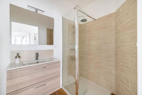 Salle de Douche n°2  du loft de Saint Clair à Toulon centre. Avec sèche cheveux