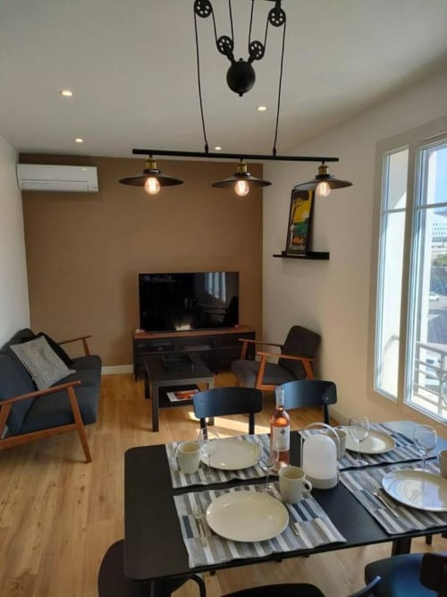 espace salon salle à manger du loft de Saint Clair à Toulon centre. Parfait pour 8 personnes