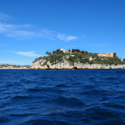 Une photo d'un bateau naviguant dans la rade de Toulon