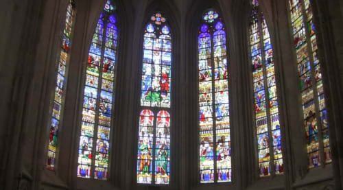 Prächtige Buntglasfenster in der gotischen Kathedrale in der Nähe des Domaine de l'Ocrerie, Pourrain, Frankreich