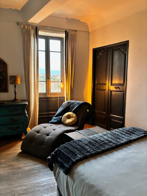Chambre de luxe à La vie de château à Grignan avec vue sur les montagnes, méridienne noire et mobilier élégant