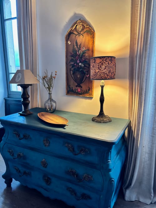 Élégant meuble bleu à plateau en marbre dans la chambre Pierre de Ronsard à La vie de château, Grignan, avec lampe décorative