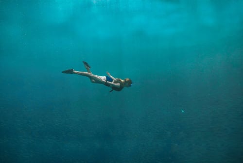 Buceador explorando las aguas turquesas del Mediterráneo cerca de L'Estartit, España