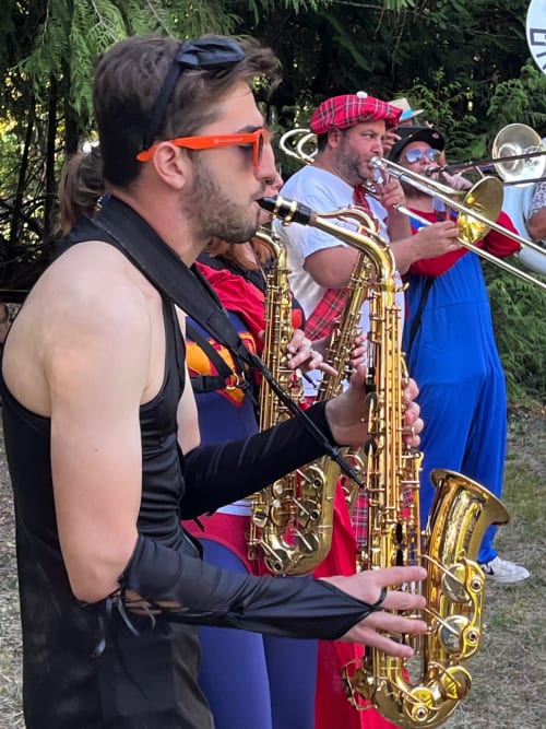 Musicians performing with saxophones at Domaine de l'Ocrerie in Pourrain, France