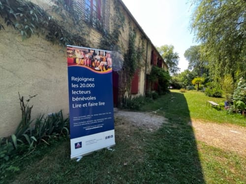 French promotional banner at Domaine de l'Ocrerie B&B entrance in Pourrain advertising reading club