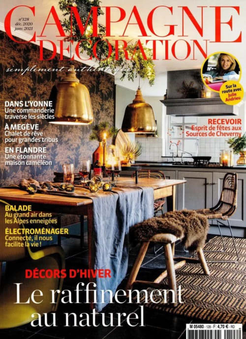 Couverture du magazine Campagne Décoration mettant en scène une élégante salle à manger avec luminaires dorés et décoration épurée