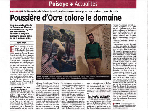 Benjamin Demeyere devant une œuvre d'art à la Domaine de l'Ocrerie, une maison d'hôtes culturelle à Pourrain, France