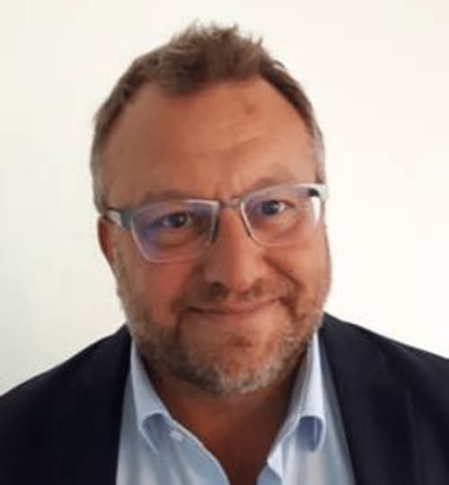 photo portrait d'un hôte partageant son témoignage sur le mas des olivades