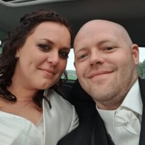 photo portrait de deux hôtes partageant leur expérience positive lors de leur séjour au mas des olivades  