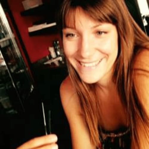 photo portrait d'une hôte partageant son témoignage positif au mas des olivades