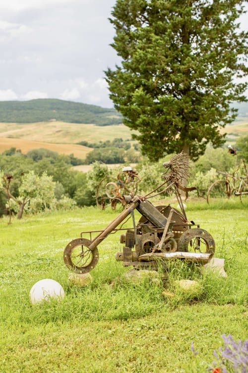 Garden art sculpture made from recycled iron, created by the owner of Agriturismo Quarantallina.