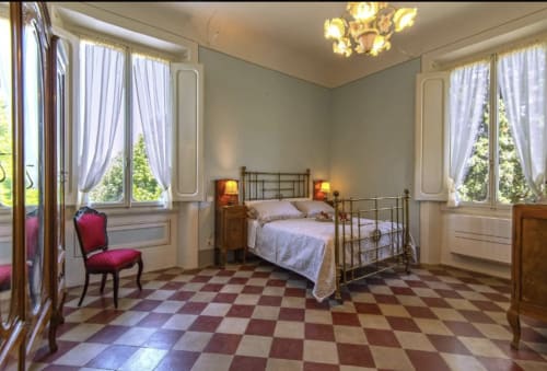 Camera da letto matrimoniale con doppio affaccio sulla campagna toscana, Ulivello in Chianti