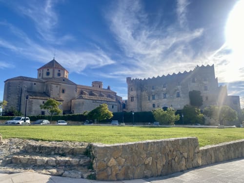 Castillo medieval con iglesia de cúpula en BondBeach Village, Altafulla, España, visto desde los jardines verdes