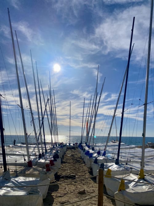 Veleros alineados en la playa de Altafulla con mástiles contra el cielo azul, BondBeach Village