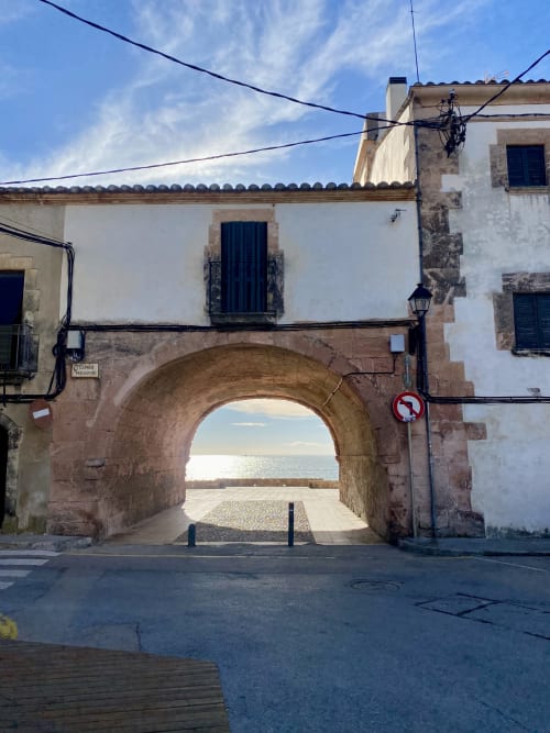 Histórico arco de piedra en BondBeach Village, Altafulla, España, con vistas al Mar Mediterráneo