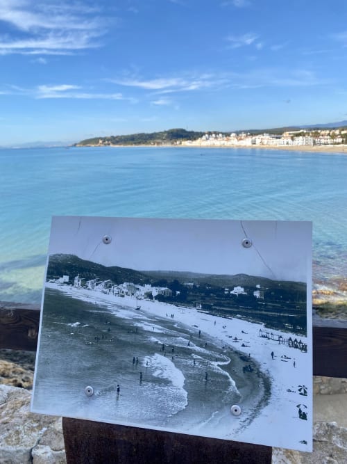 Foto histórica de la playa de Altafulla comparada con la vista actual en BondBeach Village, España