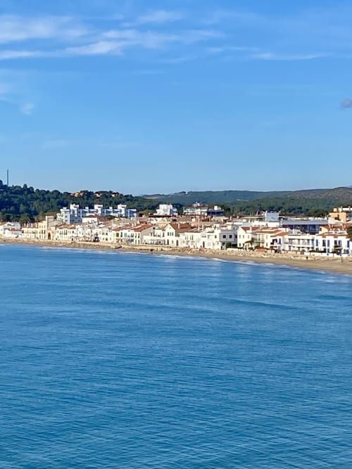 Pueblo costero de BondBeach en Altafulla, España, con vistas al mar Mediterráneo y las colinas de fondo
