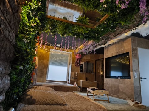 Séjour Romantique dans la Chambre Amazonie**
   Vivez une expérience romantique inégalée dans notre chambre Amazonie, où chaque détail évoque la passion et l'aventure de la jungle. Détendez-vous dans notre jacuzzi privé et profitez d'une soirée cosy en regardant des films sur grand écran grâce à Netflix, pour une escapade inoubliable à Saint-Étienne.