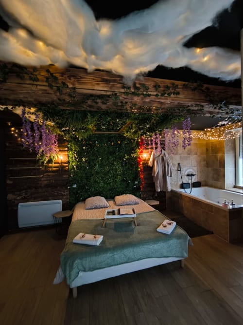 Chambre Amazonie : Luxe et Détente à Saint-Étienne**
   Plongez dans le luxe et la tranquillité dans notre chambre Amazonie, où la décoration inspirée de la jungle crée une ambiance envoûtante. Détendez-vous dans le jacuzzi privé et profitez de vos films préférés sur grand écran grâce à Netflix, pour des moments de détente absolue à Saint-Étienne, Loire.