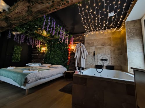 Découvrez l'Exotisme de la Chambre Amazonie**
   Laissez-vous transporter vers des contrées lointaines dans notre chambre Amazonie, où l'atmosphère de la jungle amazonienne est recréée avec élégance. Profitez d'un séjour relaxant dans notre jacuzzi privé et laissez-vous divertir par des films captivants sur grand écran via Netflix, pour une escapade inoubliable à Saint-Étienne.