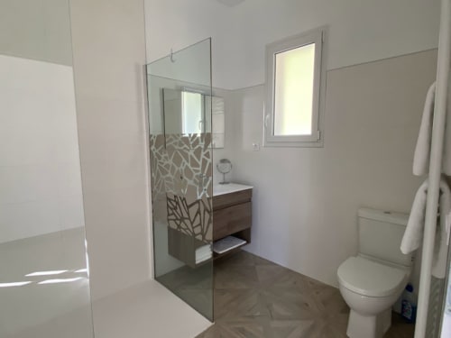 Salle de bain moderne à l'Appartement Toulouse, Domaine de Bize Mirepoix avec douche ouverte, lavabo et toilettes