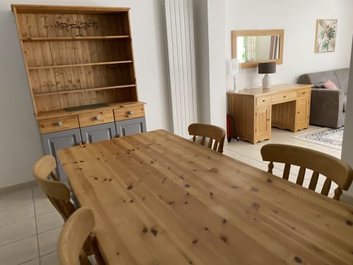 Salle à manger avec table et chaises en bois à l'Appartement Foix du Domaine de Bize, Mirepoix, mobilier et rangements
