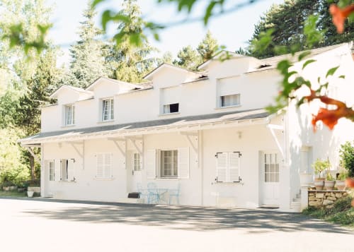 Studio blanc au Domaine de Bize à Mirepoix avec patio, entouré de verdure et de forêt