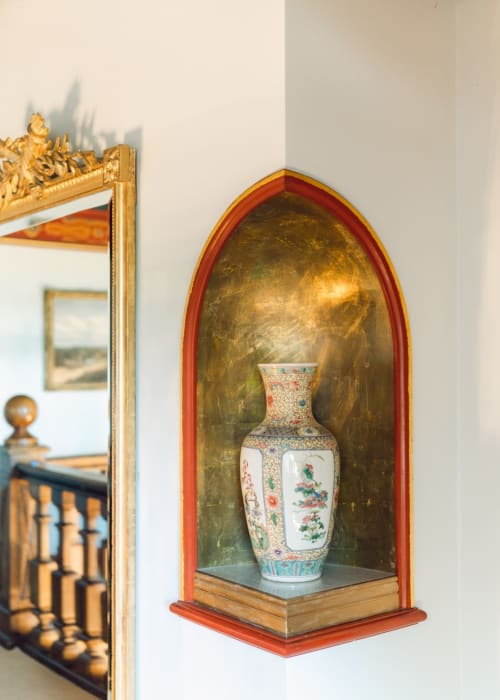 Jarrón de porcelana decorativa rojo y oro en nicho del manoir Domaine de Bize Mirepoix
