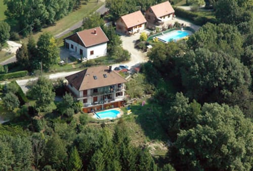 Vue aérienne des Gîtes Des Planchettes à Marigny, France montrant des cottages avec piscines entourés de pins