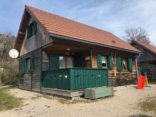 Cottage Chalet des Planchettes aux Gîtes des Planchettes à Marigny, volets verts et terrasse
