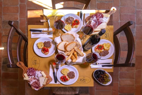 Taglieri di affettati e formaggi, crostini toscani e vino