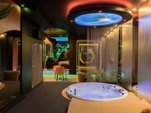 Appartement spa luxe à L'Insolite à Toulouse avec bain à remous illuminé, plafond lumineux et mobilier moderne