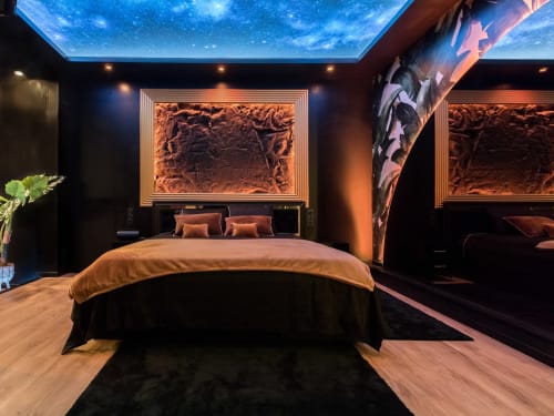 Chambre de luxe moderne à L'Insolite Spa Privatif à Toulouse avec plafond étoilé, œuvres d'art encadrées or et éclairage ambiant